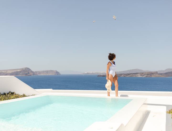 Villas and 5 star Hotels Luxurious accommodation in Santorini